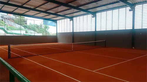 2 quartos com quadra de tenis